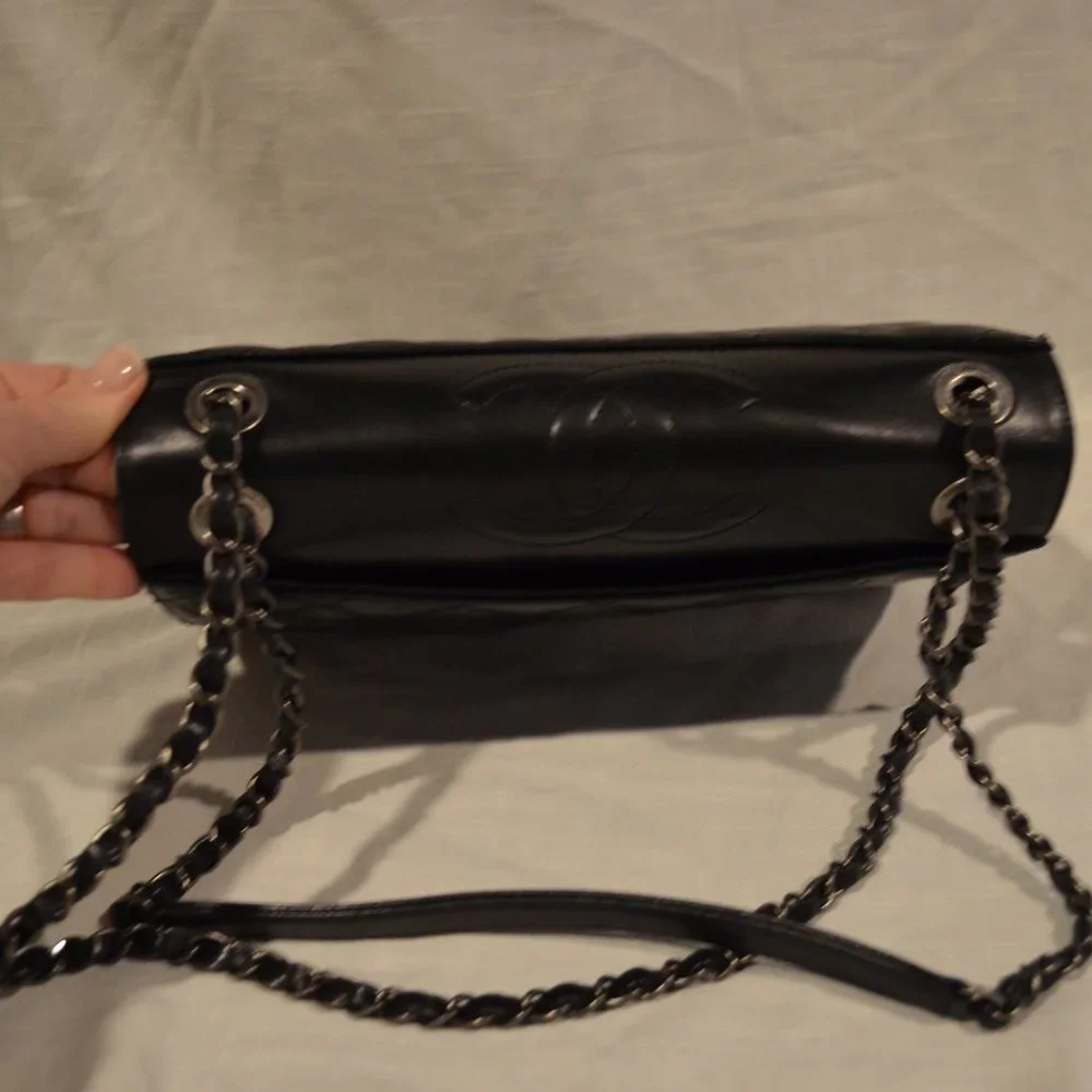 Chanel Black Quilted Leather Silver CC Hardware Shoulder Chain Strap Han…